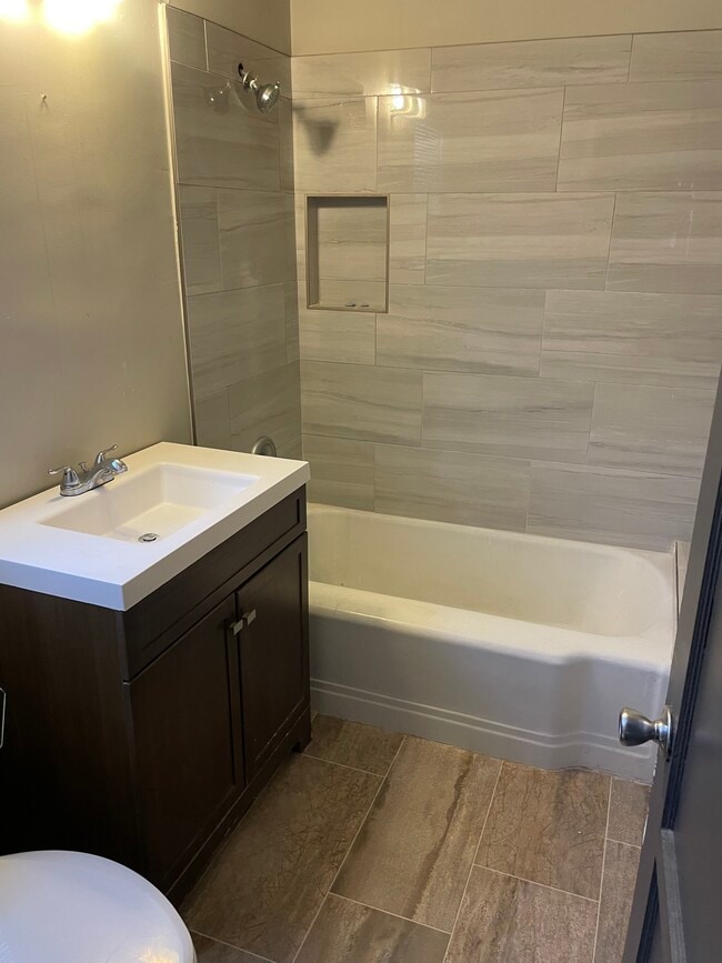 5140 Newcastle Ave in Encino, CA - Foto de edificio - Building Photo