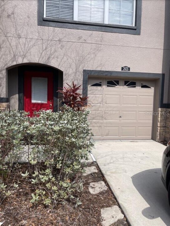 2425 Middleton Grove Dr in Brandon, FL - Building Photo