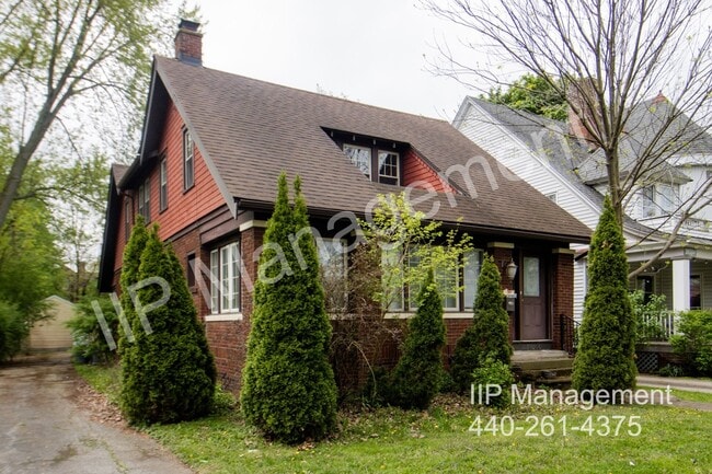 18506 Chagrin Blvd in Shaker Heights, OH - Building Photo - Building Photo