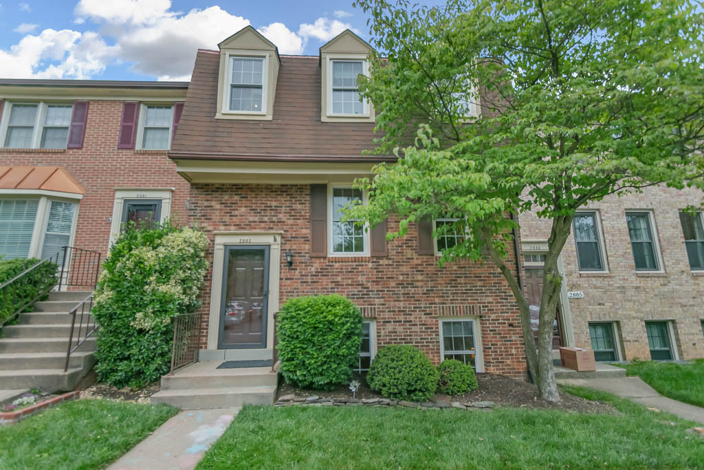 2883 Sutton Oaks Ln in Vienna, VA - Building Photo