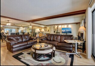13000 W Heiden Cir in Lake Bluff, IL - Building Photo - Building Photo