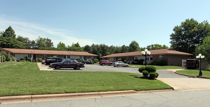 Mason Manor Apartments in High Point, NC - Foto de edificio - Building Photo