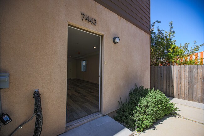 7443 Troost Ave in North Hollywood, CA - Foto de edificio - Building Photo