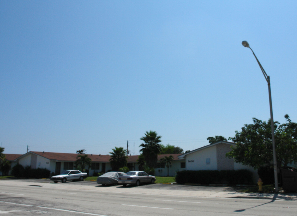 7330-7400 Pembroke Rd in Miramar, FL - Foto de edificio