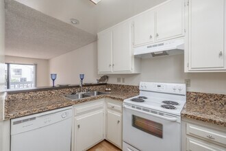 Riviera Vista Apartments in Redondo Beach, CA - Foto de edificio - Interior Photo