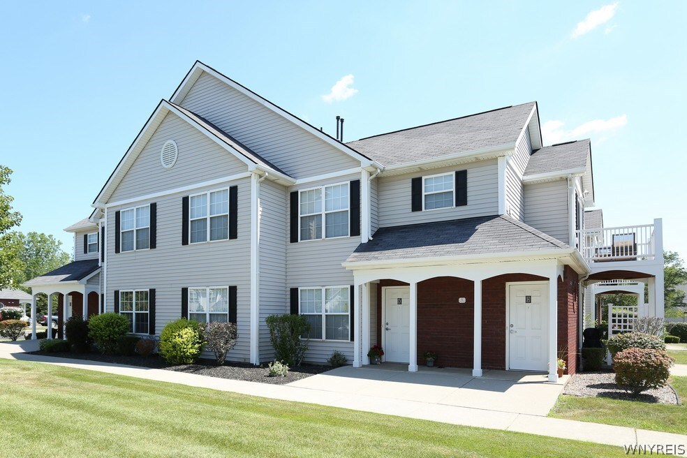 5 Autumn Creek Ln in Amherst, NY - Building Photo