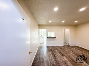 15546 Vanowen St in Los Angeles, CA - Building Photo - Building Photo