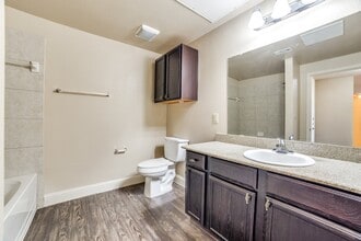 LUXE AT 1300 in Waco, TX - Foto de edificio - Building Photo