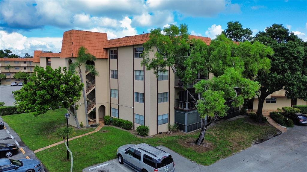 6101 N Falls Circle Dr, Unit 307 in Lauderhill, FL - Building Photo