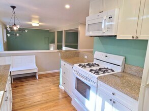 11201 NE 112th St in Kirkland, WA - Building Photo - Building Photo