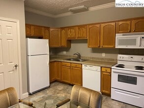 403 Ridgecrest Ave in West Jefferson, NC - Building Photo - Building Photo