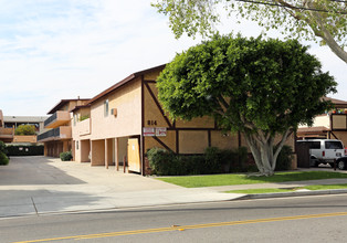 Casa De Las Flores in Santa Ana, CA - Building Photo - Building Photo