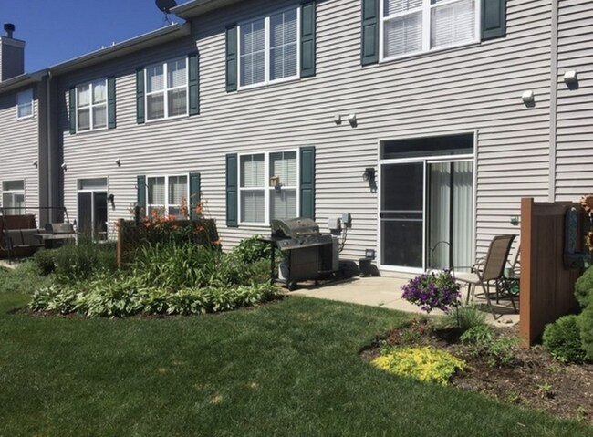 516 Heritage Ct in St. Charles, IL - Building Photo - Building Photo