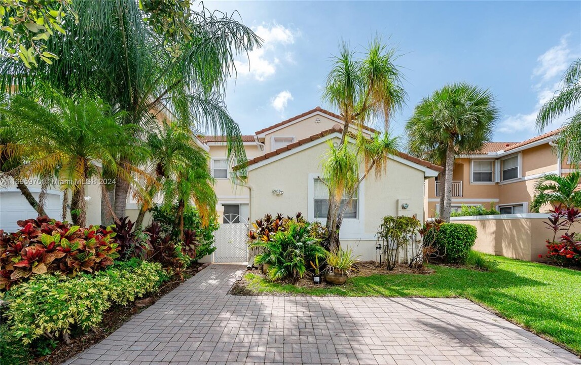 1571 Seagrape Way in Hollywood, FL - Building Photo