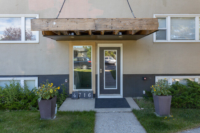 4716 Stanley Rd SW in Calgary, AB - Building Photo - Building Photo