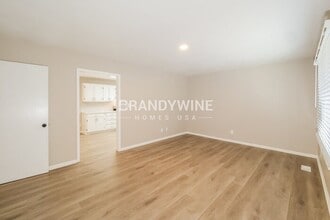 941 NE Bristol Dr, Unit 1 in Lee's Summit, MO - Foto de edificio - Building Photo