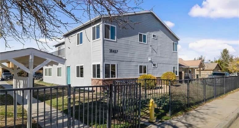 38457 10th Pl E in Palmdale, CA - Foto de edificio