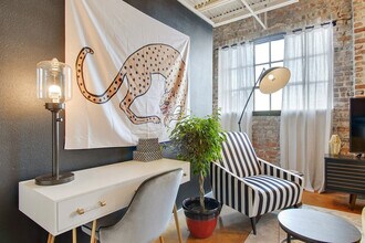 828 St Charles Ave in New Orleans, LA - Building Photo - Building Photo