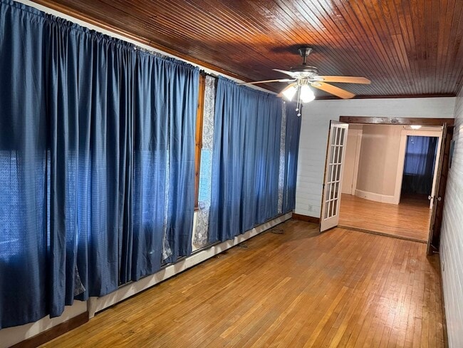 96 E Broadway, Unit A in Derry, NH - Foto de edificio - Building Photo