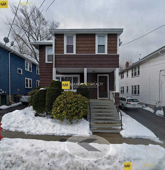 24 Chetwynd Rd in Somerville, MA - Foto de edificio