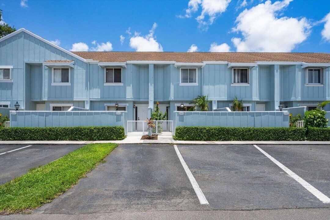 6254 Riverwalk Ln in Jupiter, FL - Building Photo
