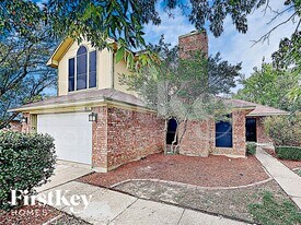 811 W Lynn Creek Dr in Arlington, TX - Building Photo