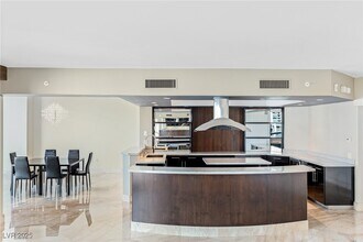 2777 Paradise Rd in Las Vegas, NV - Building Photo - Building Photo