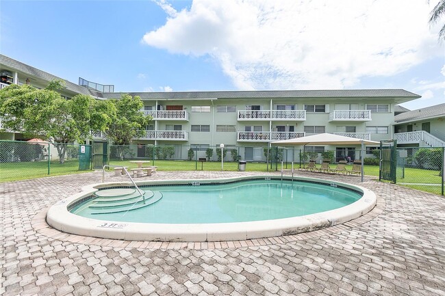 4200 NW 3rd Ct, Unit 328 in Plantation, FL - Foto de edificio - Building Photo