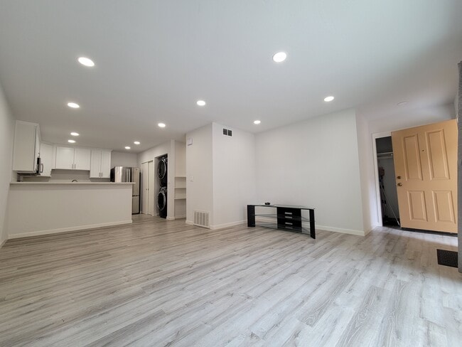 125 Connemara Way in Sunnyvale, CA - Building Photo - Building Photo