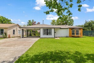 1000 W Thomas Ave in Pasadena, TX - Building Photo