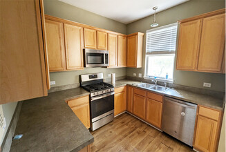 2425 Sunrise Cir in Aurora, IL - Building Photo - Building Photo
