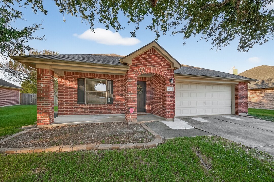 205 Colony Lake Ln in Dickinson, TX - Building Photo