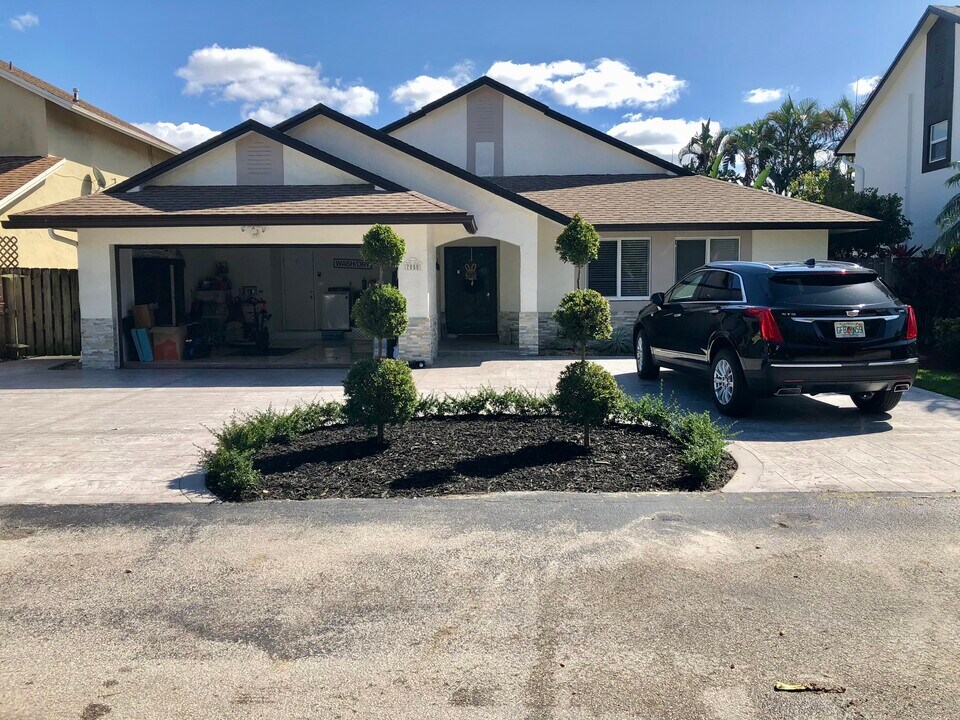 7858 NW 189th St in Hialeah, FL - Building Photo