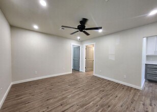 804 N Orange St in Fredericksburg, TX - Building Photo - Building Photo