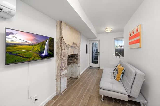 619 10th St NE, Unit 2 in Washington, DC - Foto de edificio - Building Photo