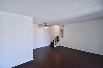 5921 Whitsett Ave, Unit 104 in Los Angeles, CA - Building Photo - Building Photo