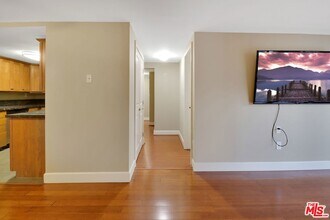 10982 Roebling Ave in Los Angeles, CA - Foto de edificio - Building Photo