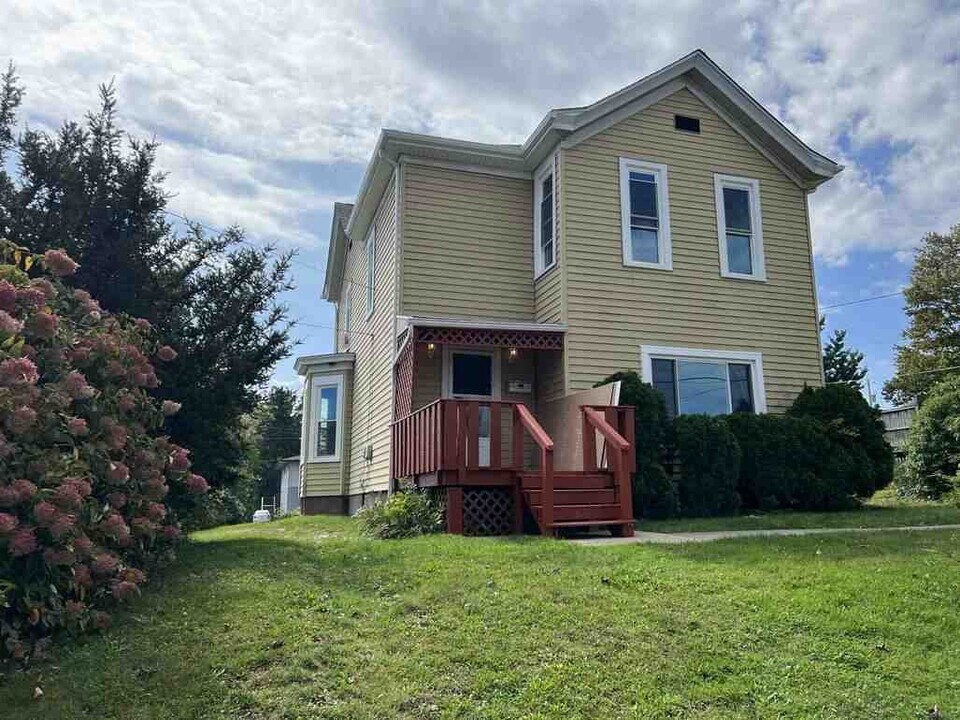 1617 W 9th St in Beaver Falls, PA - Building Photo