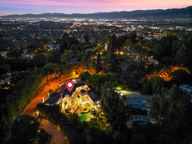 3511 Berry Dr in Studio City, CA - Foto de edificio - Building Photo