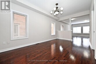 110 Southdown Ave in Vaughan, ON - Building Photo - Building Photo