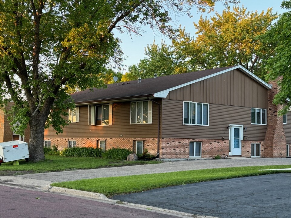 422 Commodore Dr, Unit 426 in Mankato, MN - Building Photo