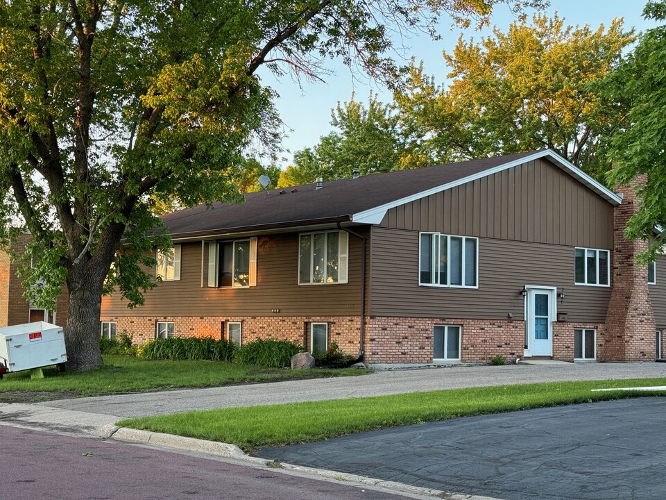 422 Commodore Dr, Unit 426 in Mankato, MN - Foto de edificio