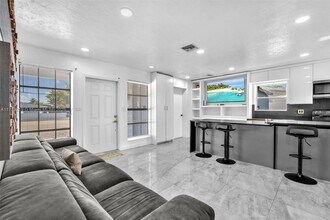 7151 Taft St in Hollywood, FL - Building Photo - Building Photo