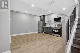 76 Burnetts Grove Cir in Ottawa, ON - Building Photo - Building Photo