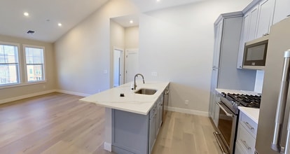 32 Cummins Hwy, Unit 6 in Boston, MA - Building Photo - Building Photo