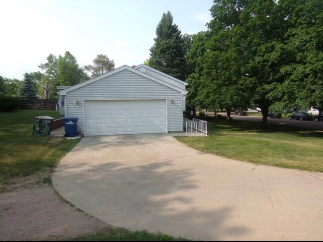 417 S Iowa St in Mitchell, SD - Building Photo - Building Photo