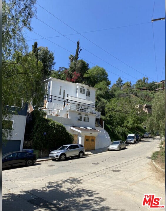 631 Museum Dr in Los Angeles, CA - Building Photo