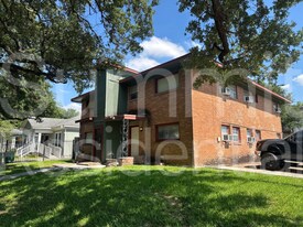 4445 Bell St, Unit 235 in Houston, TX - Building Photo