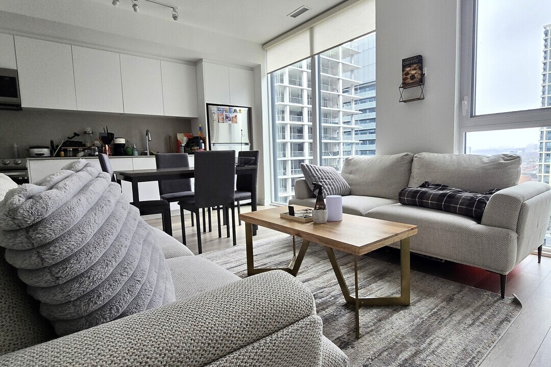 357 King St W in Toronto, ON - Building Photo