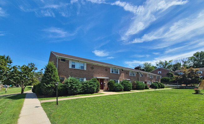 Clinton Village Apartments in Clinton, NJ - Building Photo - Building Photo